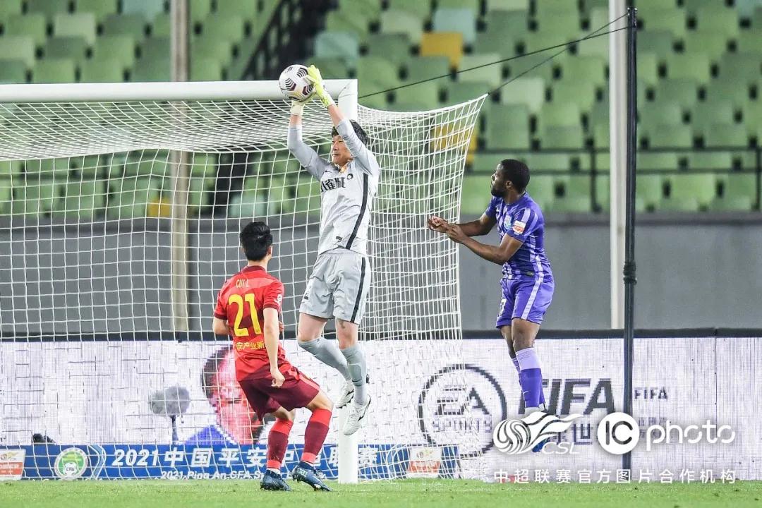 الأهلي يتوج بلقب أفريقي عاشر وسجال بين الناديين يطغى على الاحتفالات
