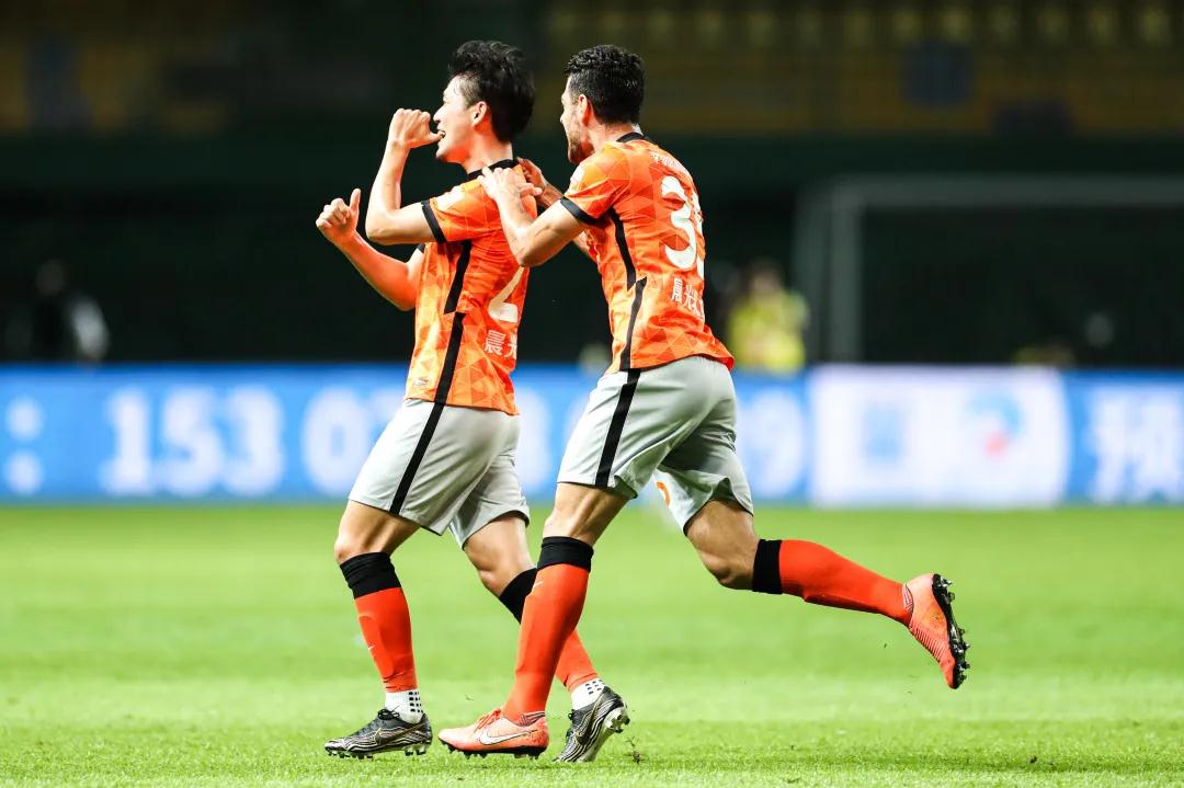 الدوري الإنجليزي يطلق نظام التنين لاكتشاف التسلل باستخدام هواتف آيفون